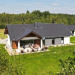 Coraz większa świadomość ekologiczna przyczynia się do zmiany podejścia do projektowania i realizacji domów jednorodzinnych