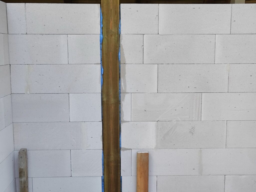 SOLBET- dylatacja pomiędzy murem a slupem