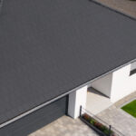 Dachówki cementowe, jako ekonomiczna alternatywa, często oferują gwarancje sięgające do 30 lat