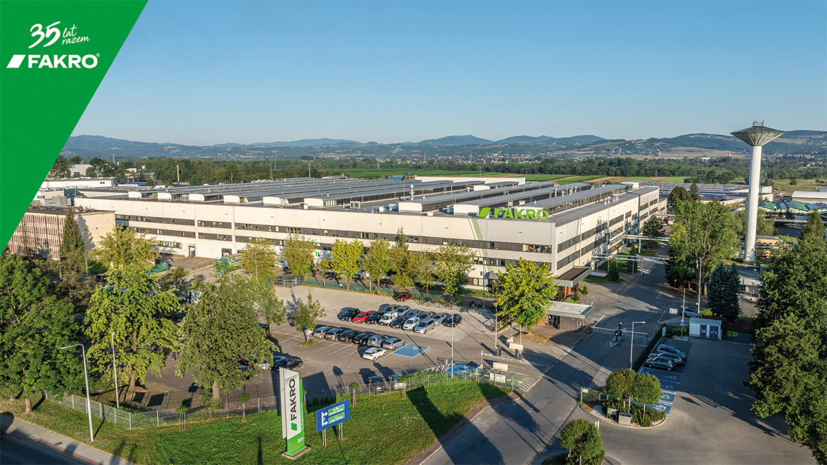 Zdj.1. 35 LAT FAKRO Firma (www)