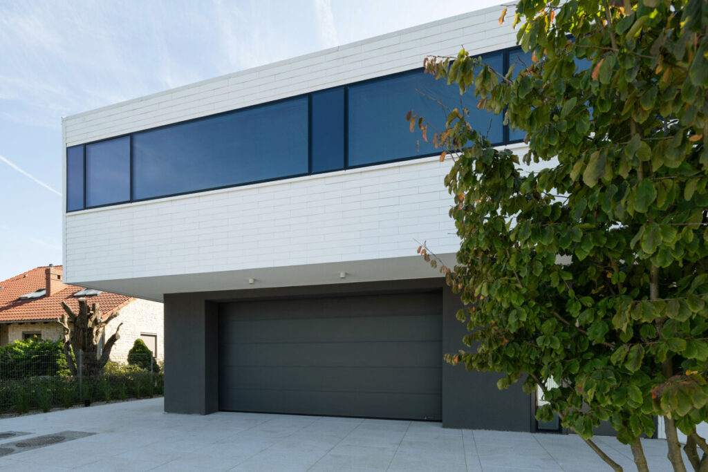 WISNIOWSKI-brama garazowa na dlugie lata-jaka brame wybrac